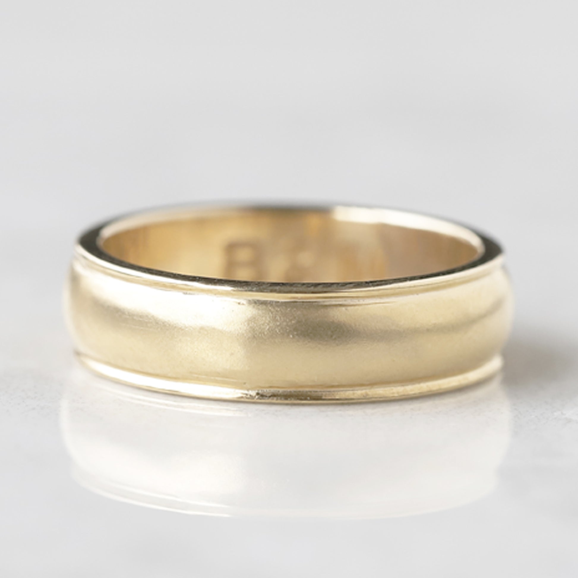 gold band ring