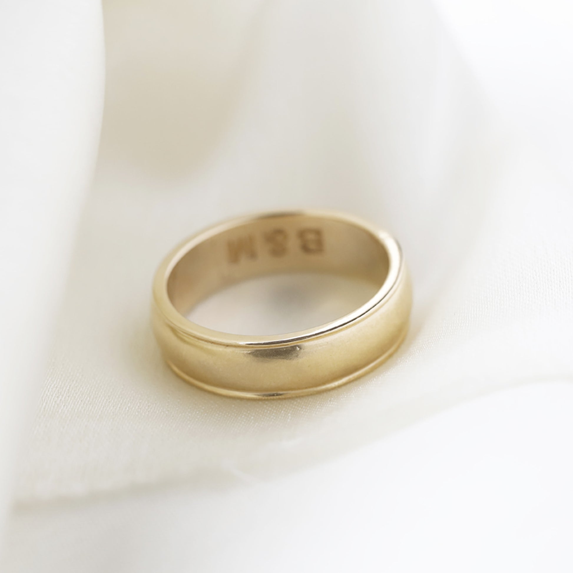 gold band ring