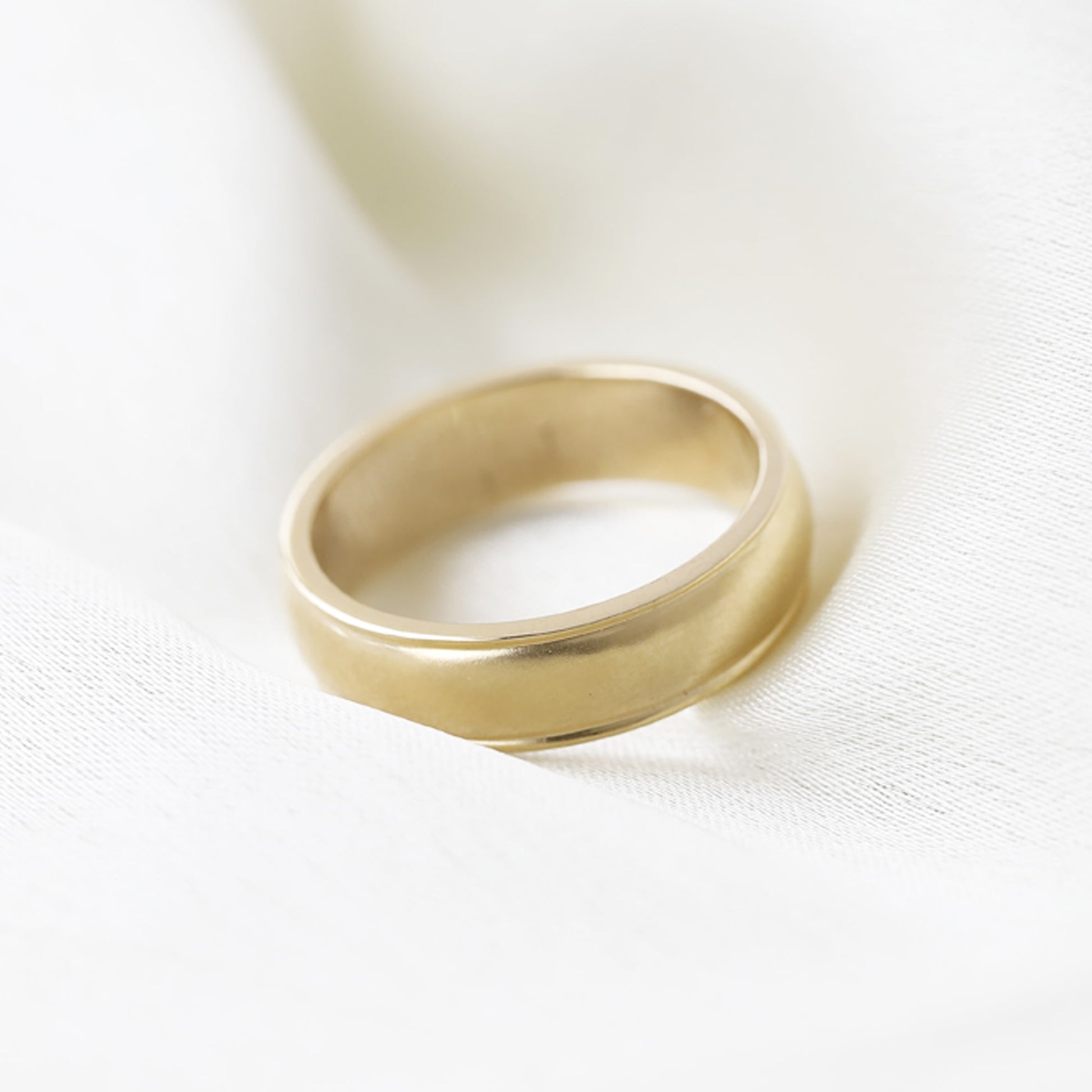 gold band ring