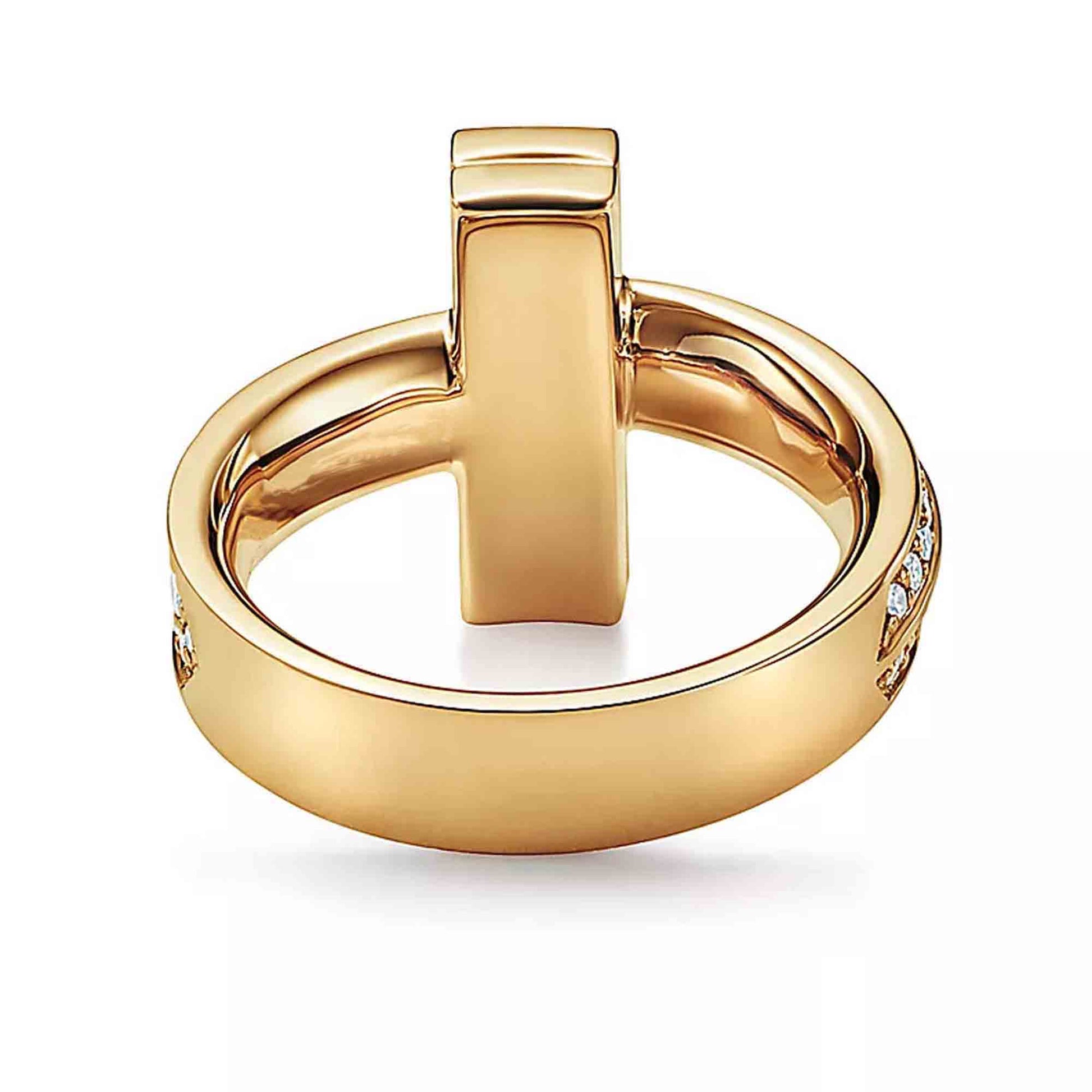 Luxury 14K gold men's ring with brilliant diamond