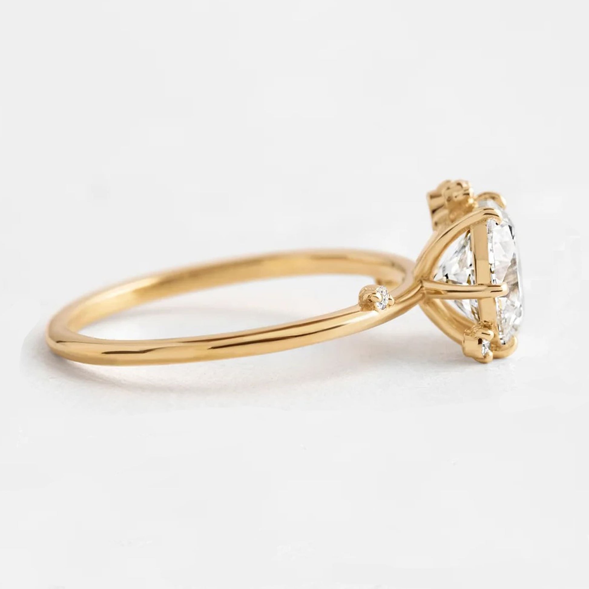 round diamond engagement ring