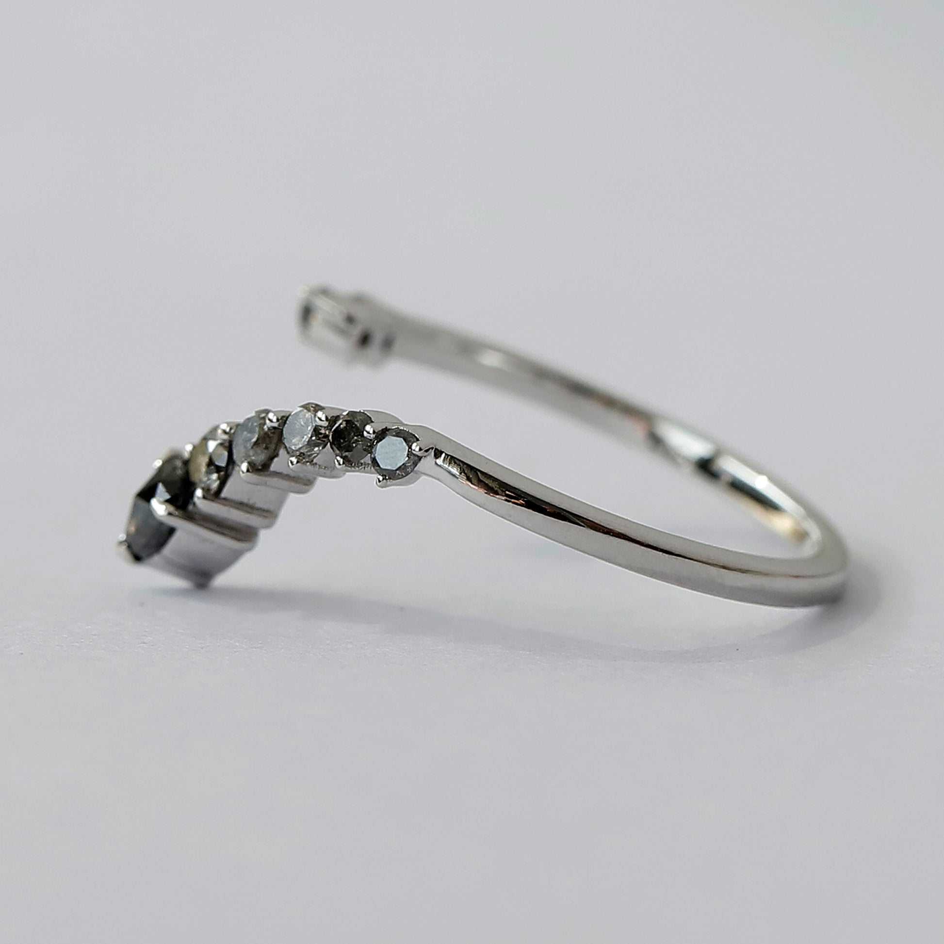 Stunning 14K gold diamond band