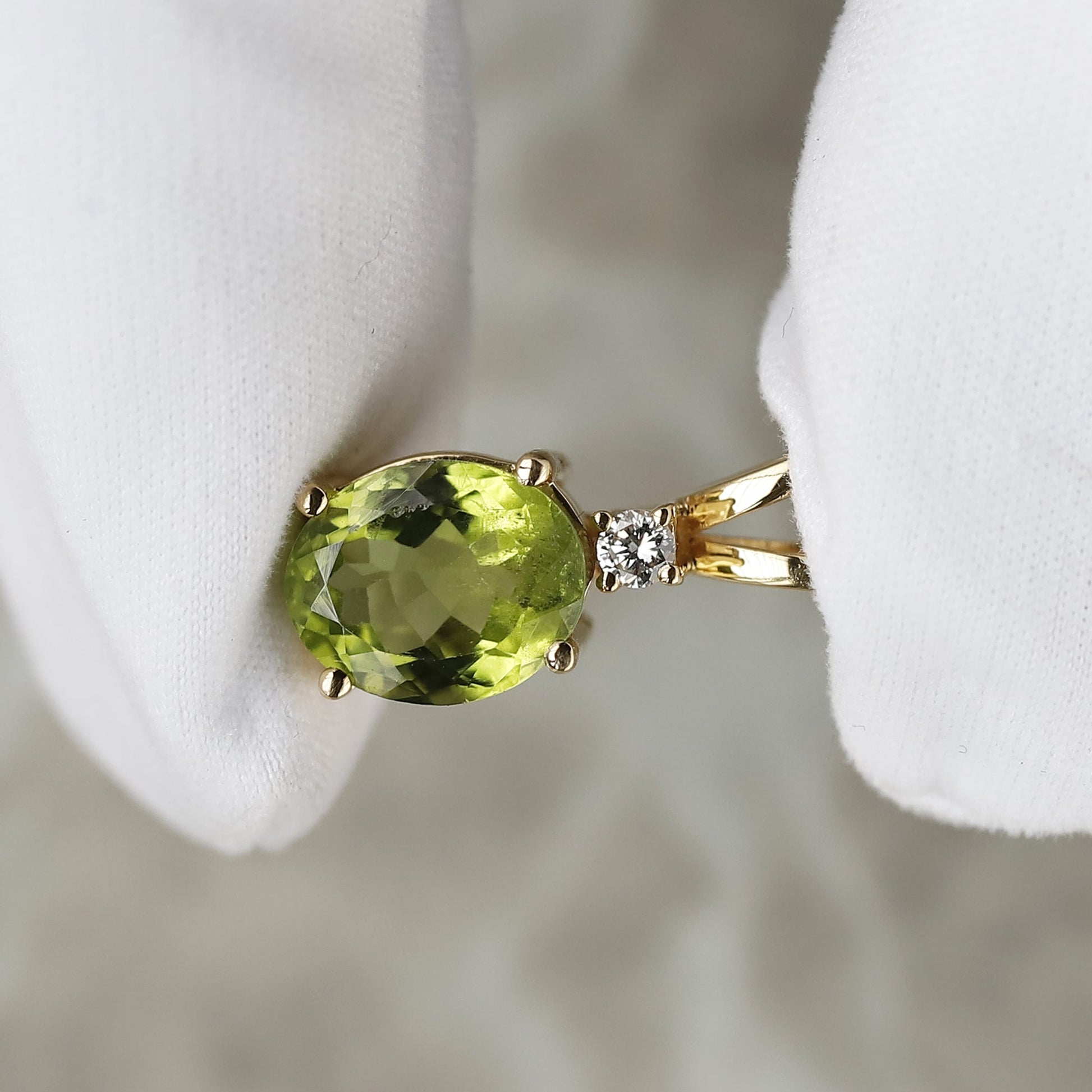 yellow gold peridot pendant