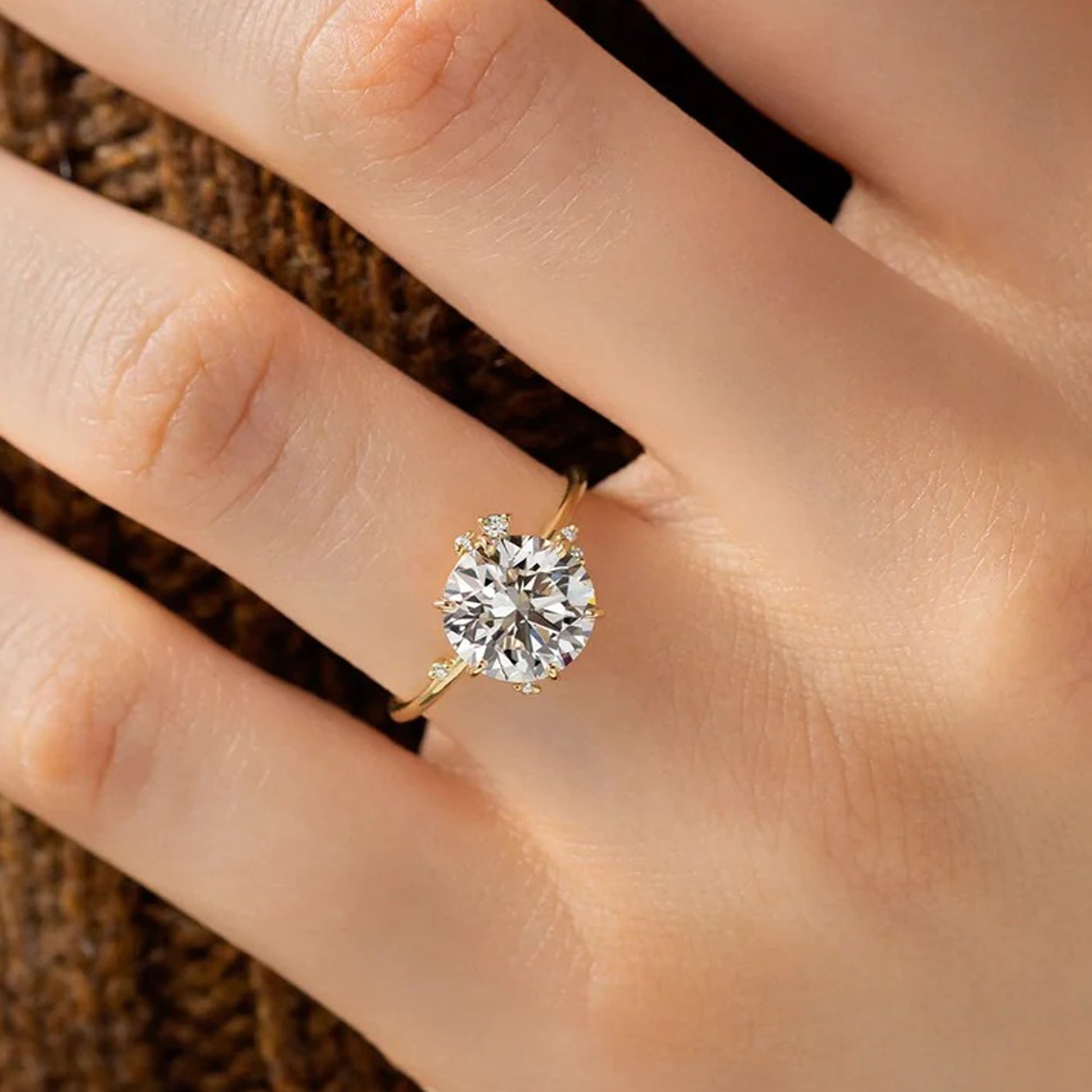 round diamond engagement ring