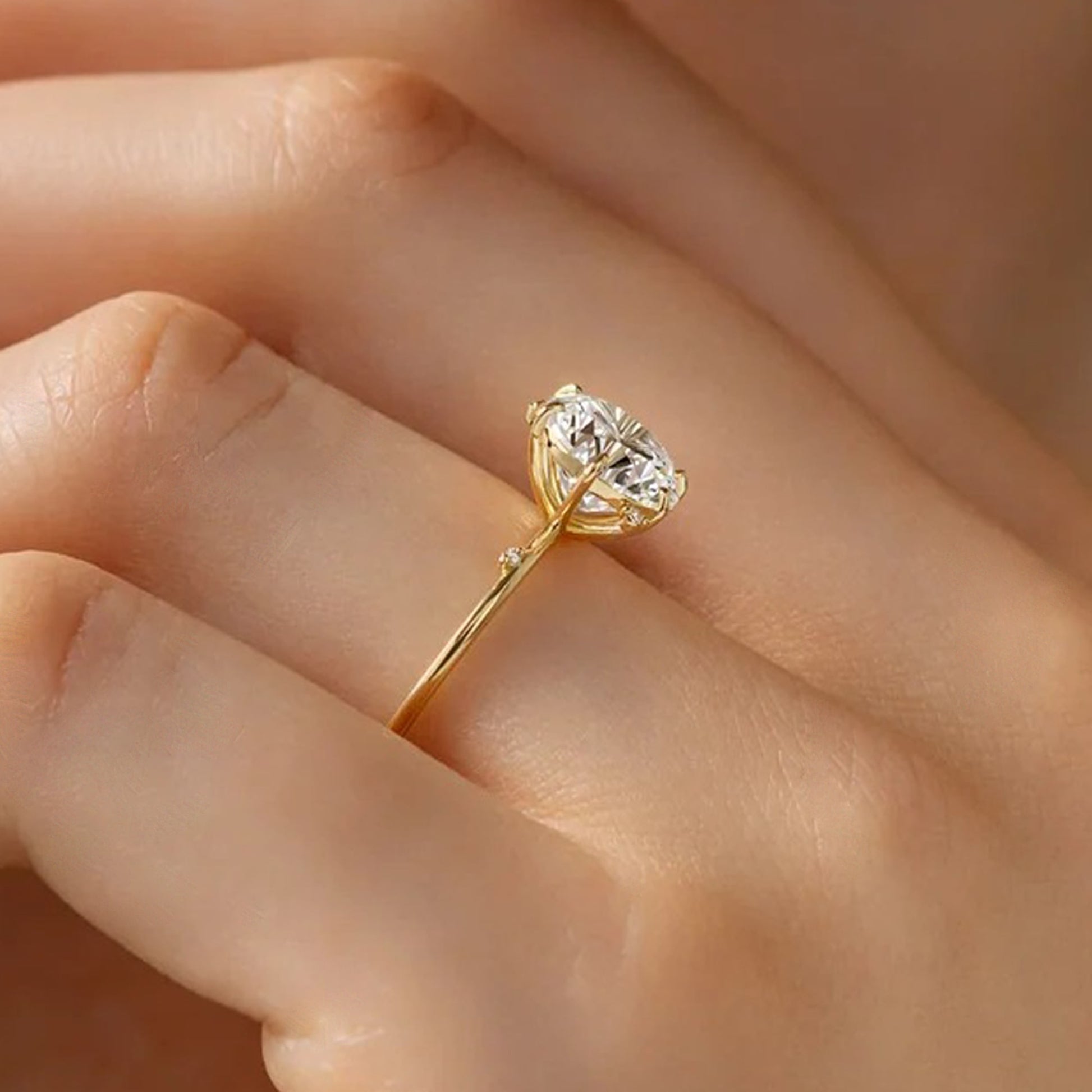 round diamond engagement ring