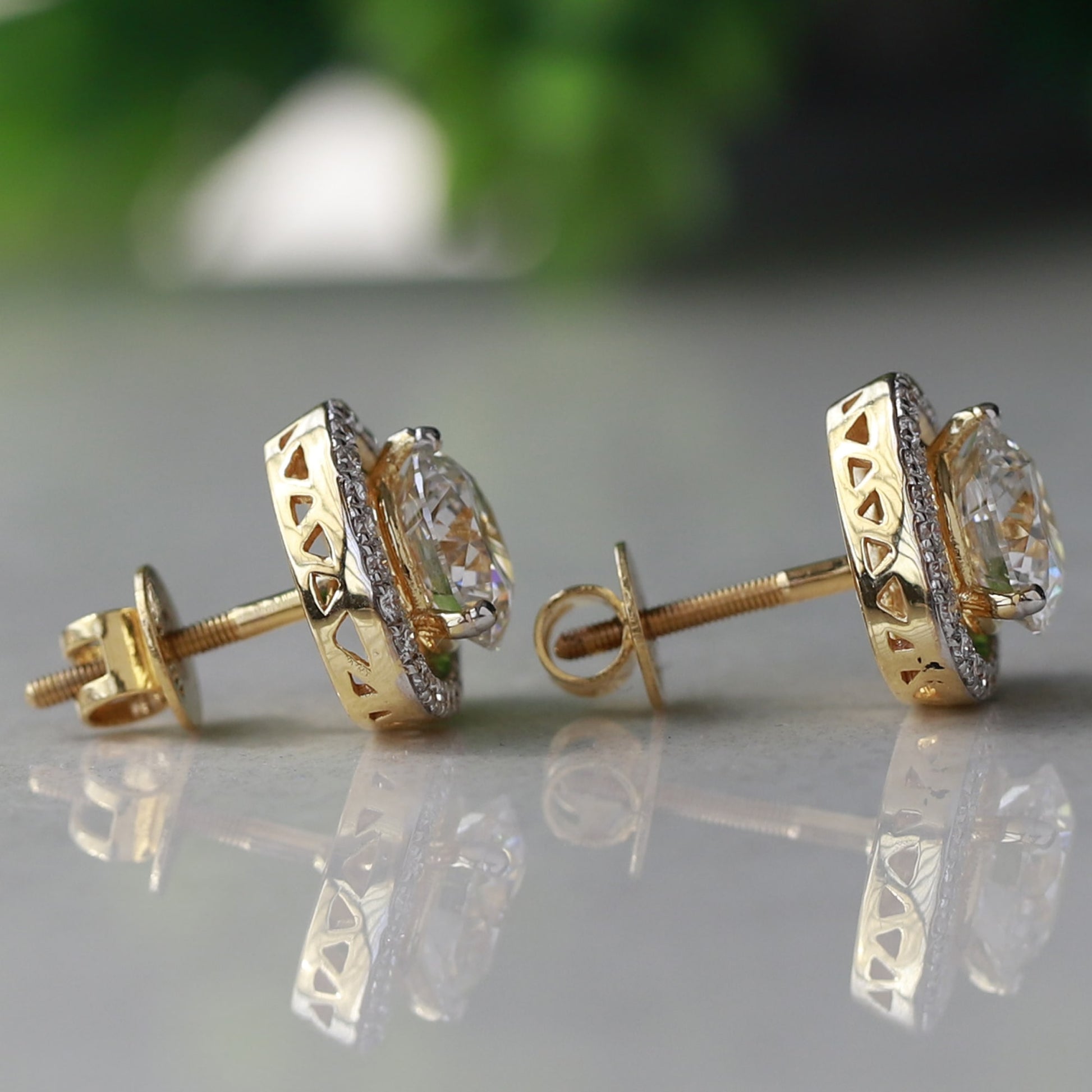 Diamond earring with halo