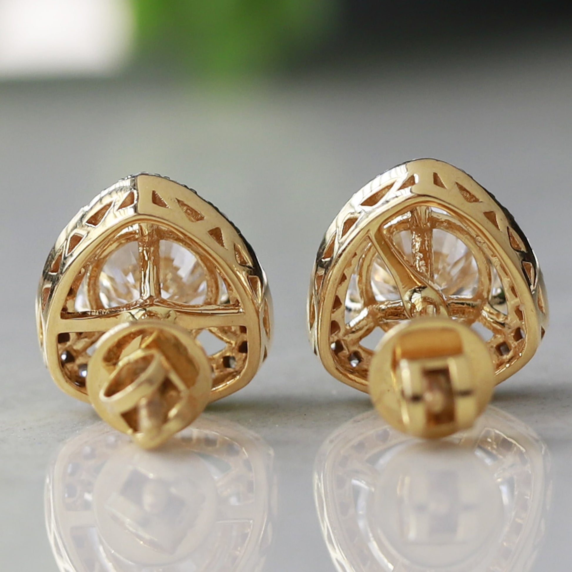 Diamond earring with halo