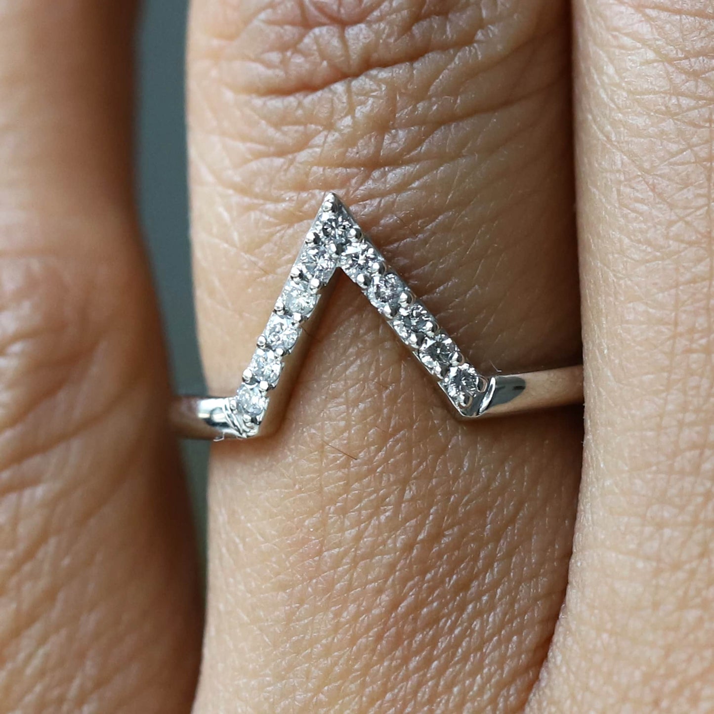 v shaped diamond wedding band