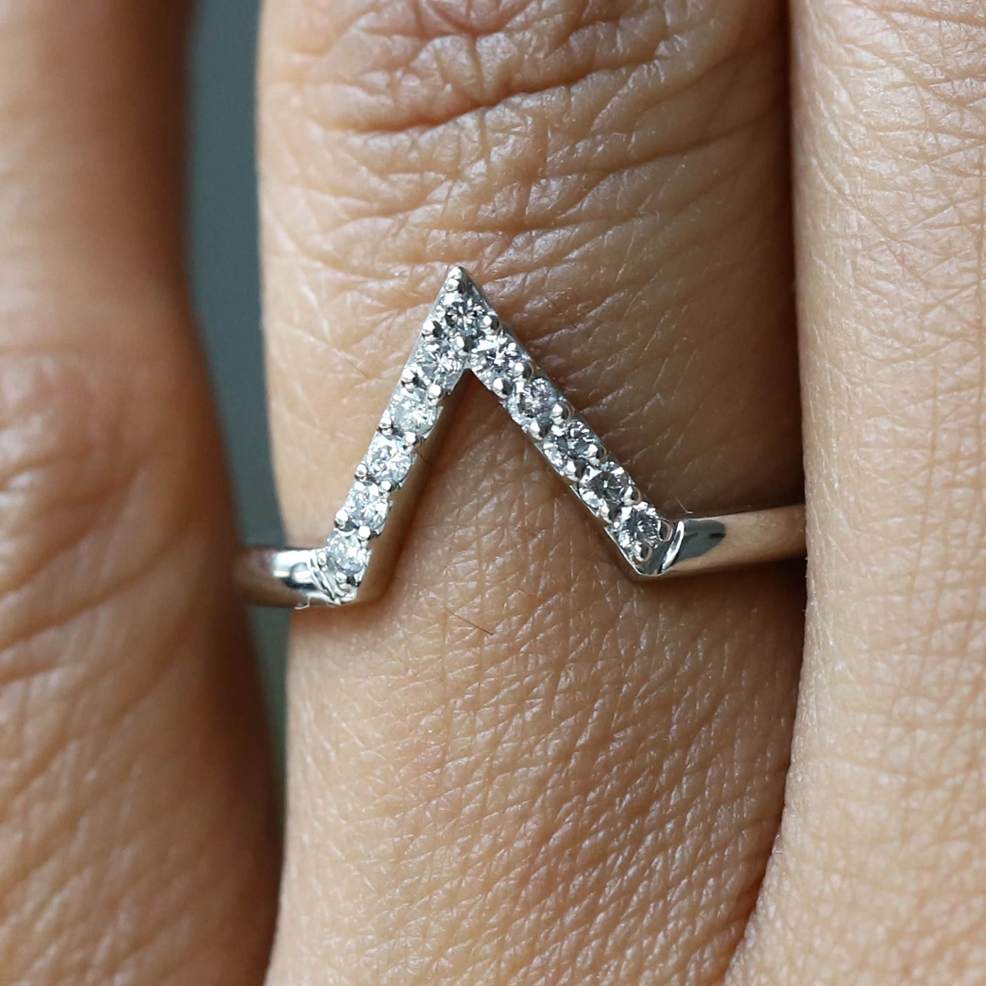 v shaped diamond wedding band