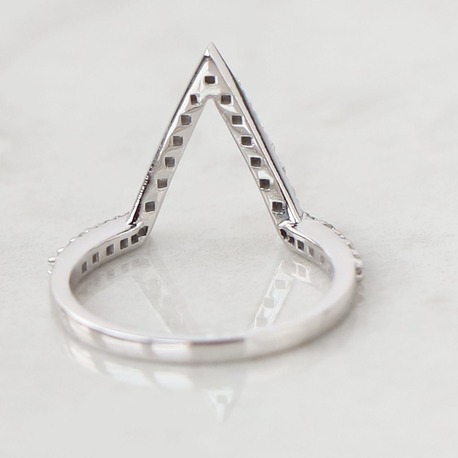 v diamond ring