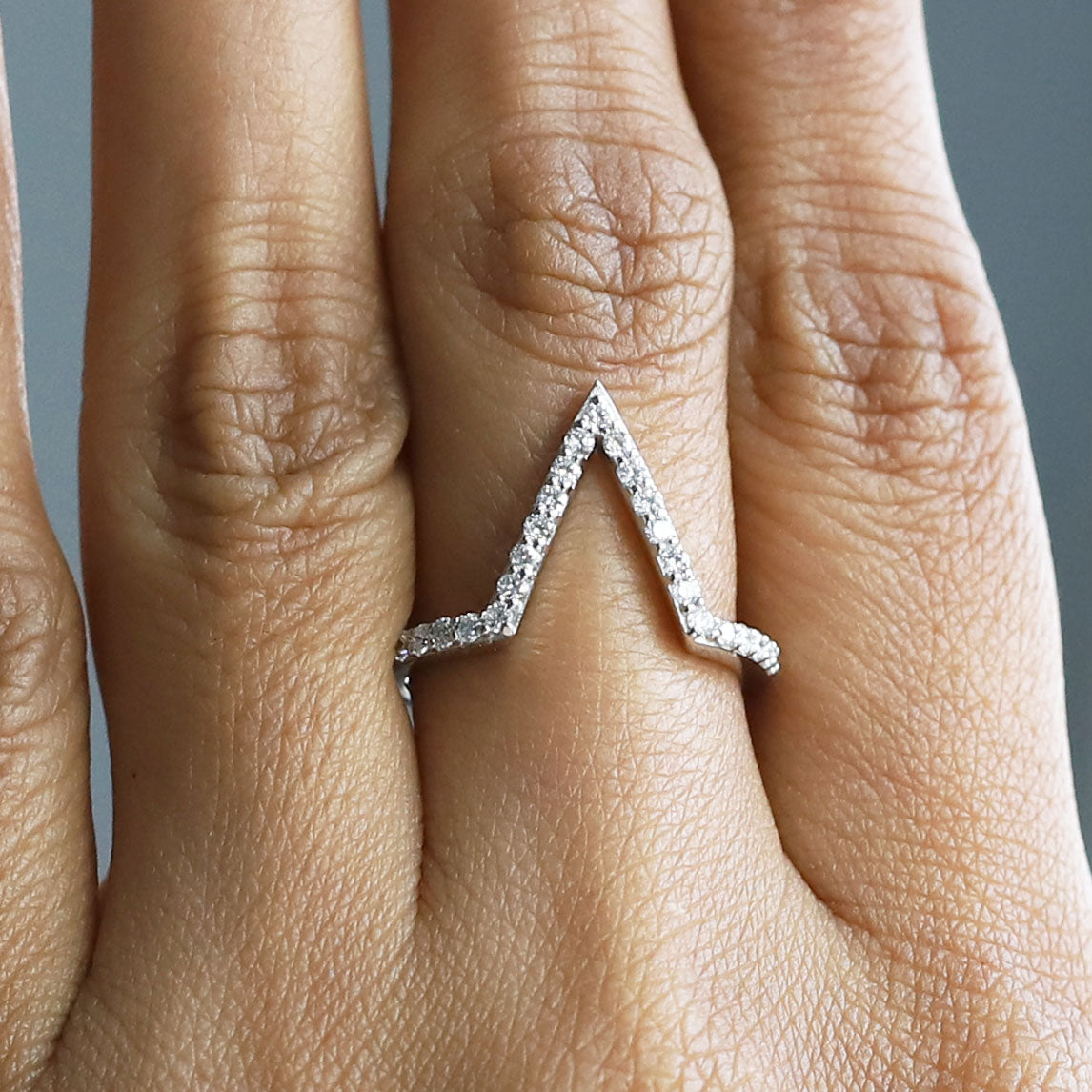 v diamond ring