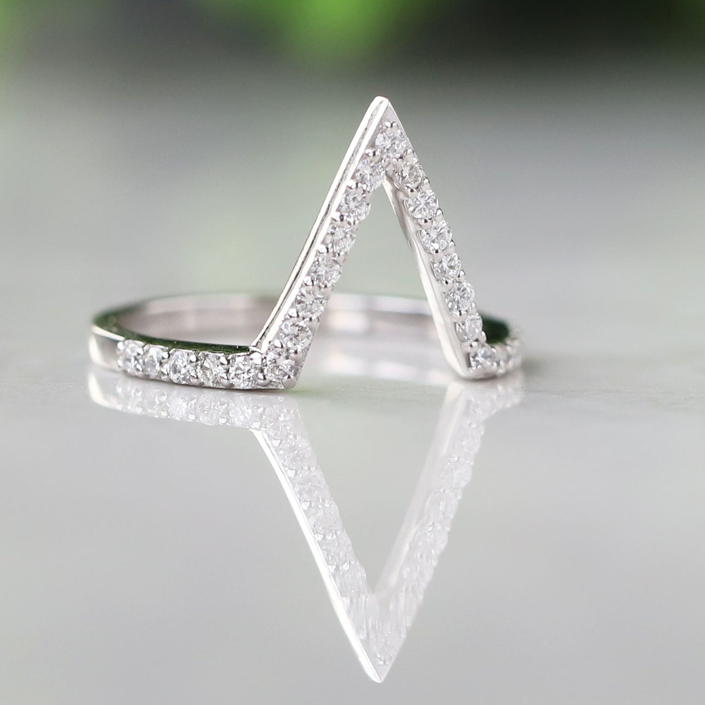 v diamond ring