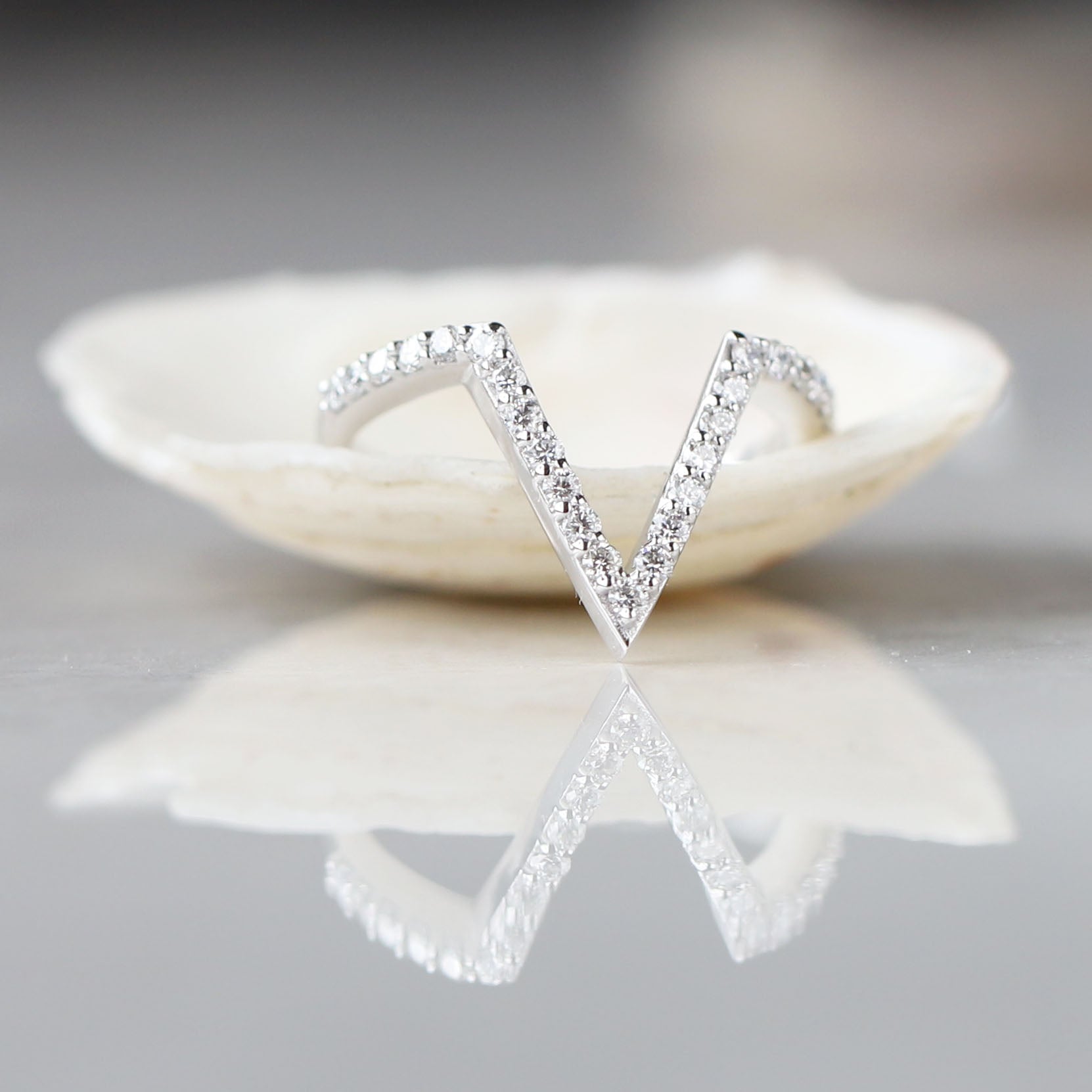 v diamond ring