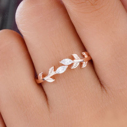 Nature-inspired engagement ring with vine-shaped band